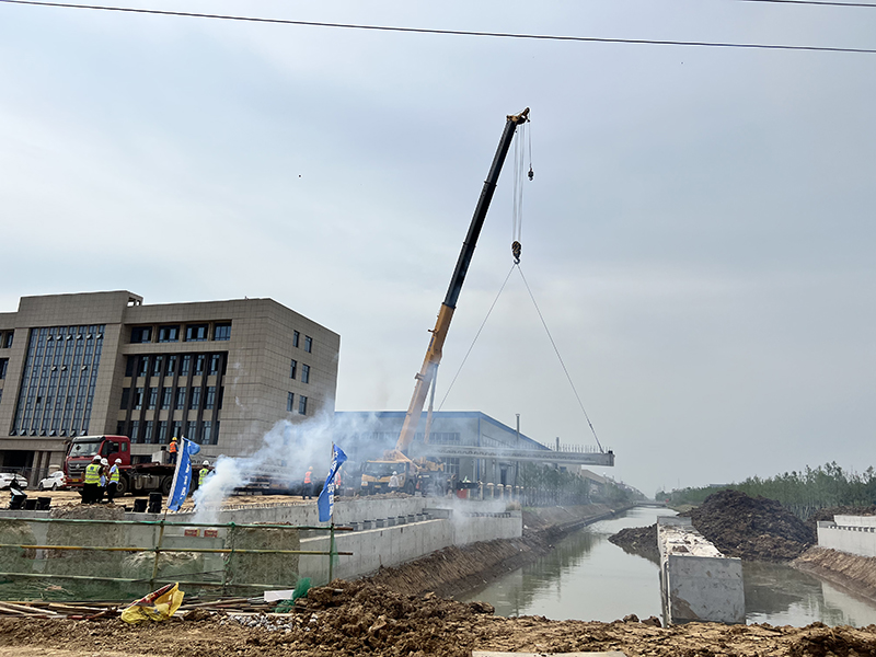 汊河新城中建四局五号桥梁板架设